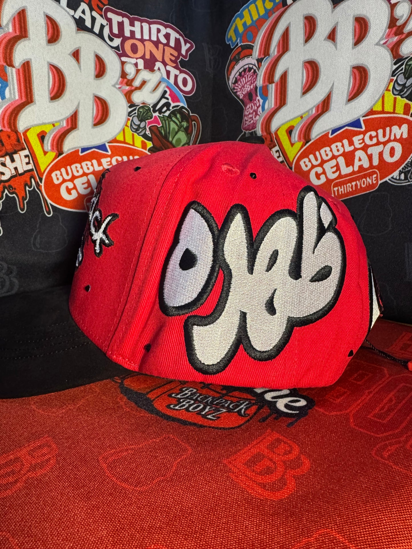 Gorra ThirtyOne Hats x Backpack Boyz “Arabic” – Edición Limitada (Red/Black)