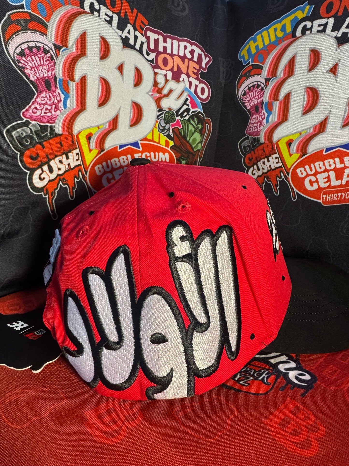 Gorra ThirtyOne Hats x Backpack Boyz “Arabic” – Edición Limitada (Red/Black)
