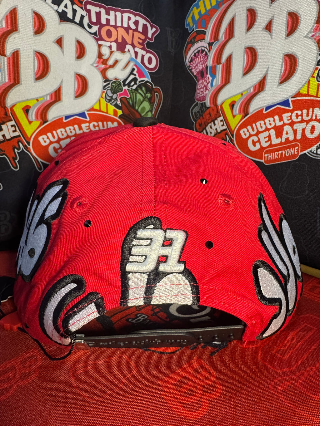 Gorra ThirtyOne Hats x Backpack Boyz “Arabic” – Edición Limitada (Red/Black)