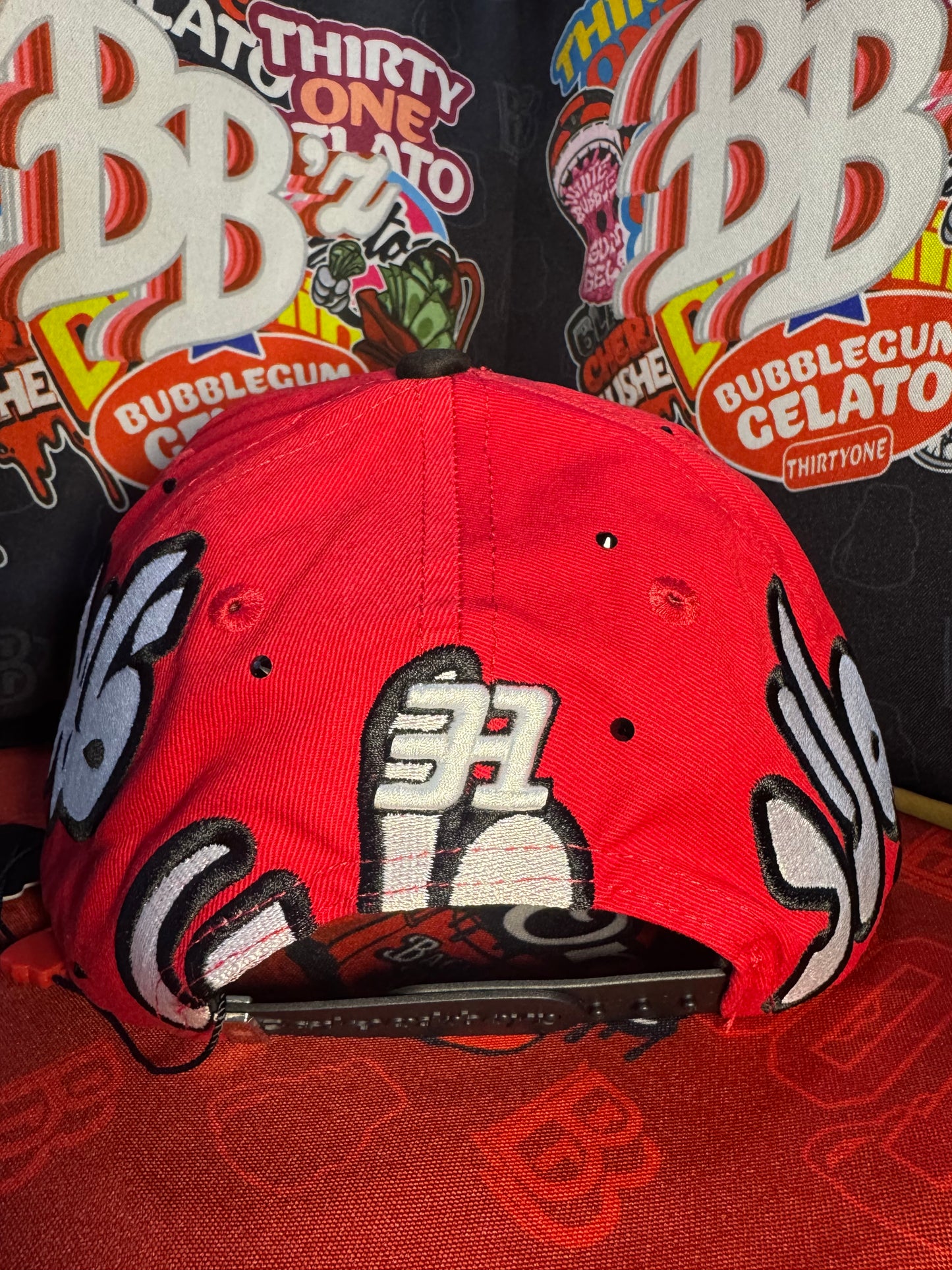 Gorra ThirtyOne Hats x Backpack Boyz “Arabic” – Edición Limitada (Red/Black)