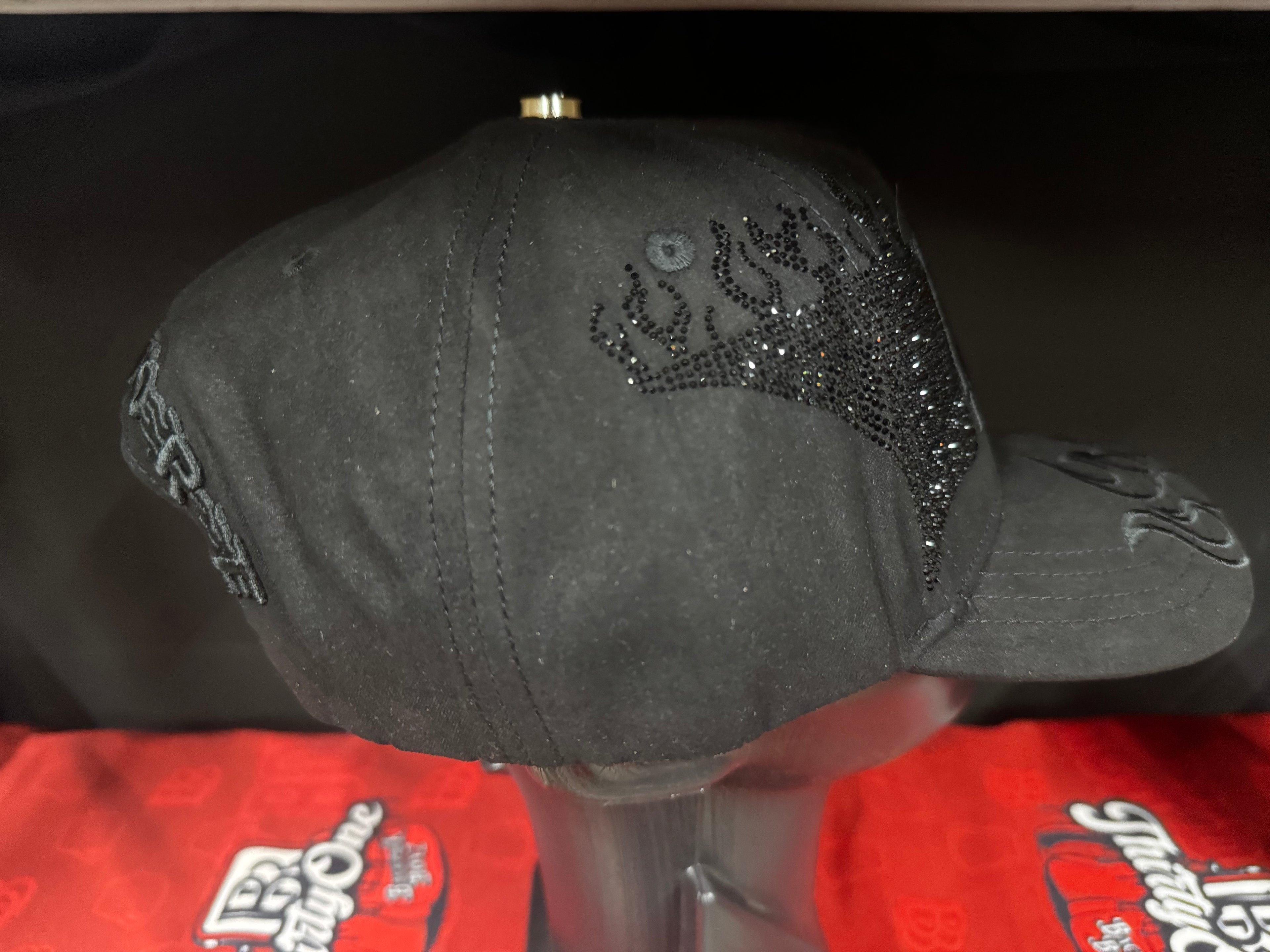 Gorra ANYMORE "Bruce Wayne Black Crystals" - Otoño/Invierno 2025