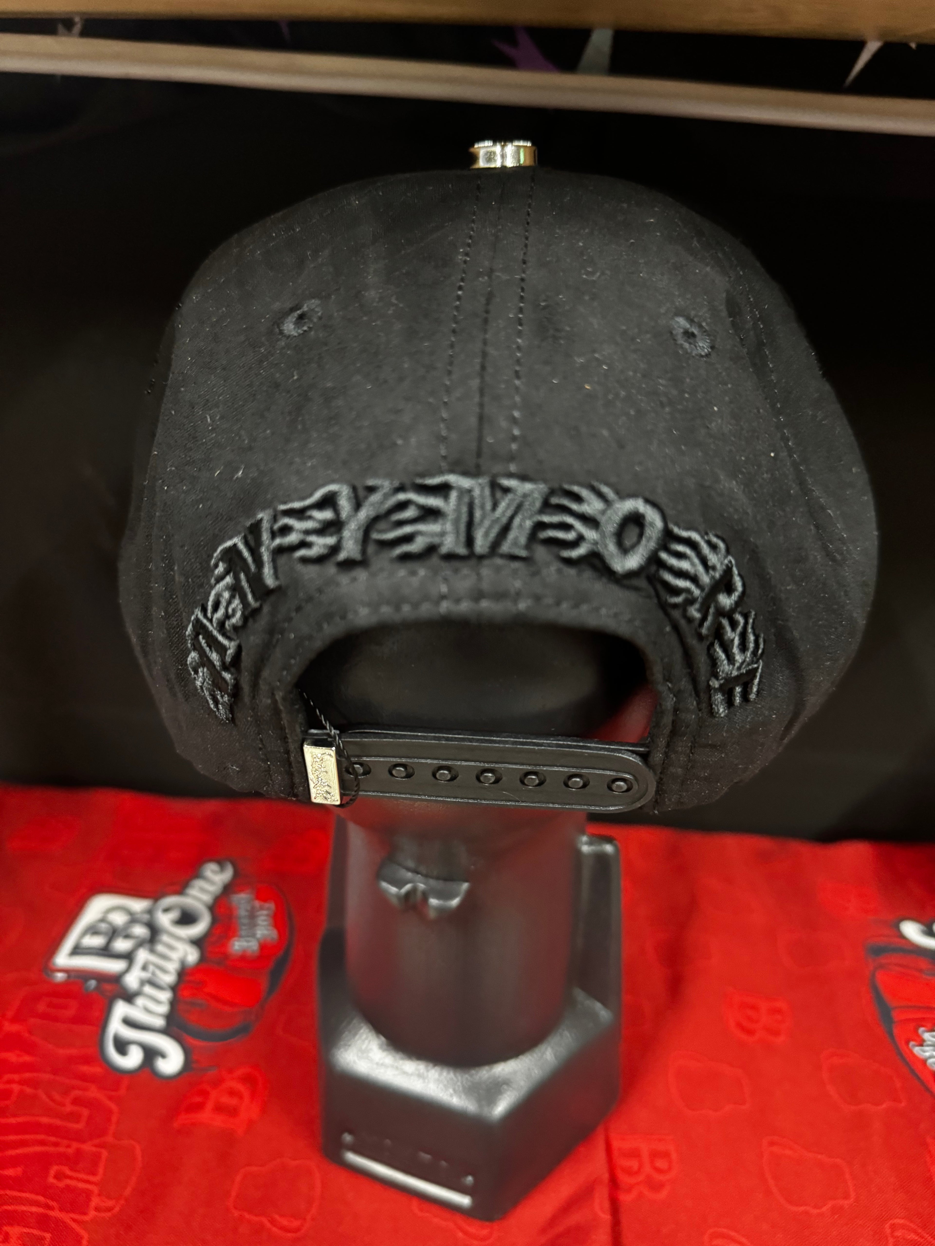 Gorra ANYMORE "Bruce Wayne Black Crystals" - Otoño/Invierno 2025